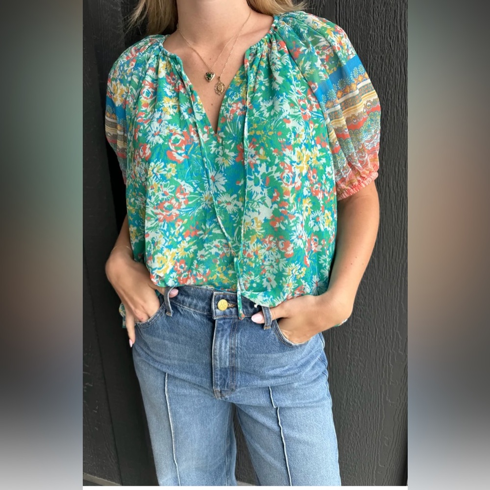 Current Air y Anthropogie Short Sleeve V Neck with tie Floral puff sleeves Sz S